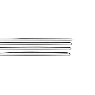 Fyra blanka, parallella metallgafflar riktade horisontellt på en vit bakgrund efterliknar det exakta arrangemanget av Metall Dilator Set - 4st.