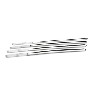 Fyra eleganta dricksrör i rostfritt stål med graverade logotyper, perfekt riktade horisontellt som premium Metall Dilator Set - 4st.