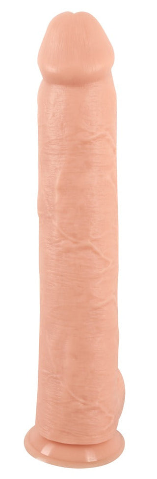 Realistisk Dildo Med Pung - 42 cm är en köttfärgad PVC-dildo med en robust sugpropp-bas, upprättstående på en vanlig vit bakgrund.