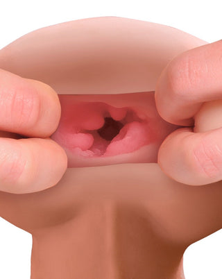 Närbild av fingrar som försiktigt öppnar Realistisk Material - Dildo Med Hål, tillverkad av rosa TPE-silikon, avslöjar intrikata inre detaljer.