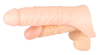 Double Trouble Kukring, en realistisk kött-tonad sexleksak med en mindre insättningsbar komponent, paras perfekt med en penisring för en förbättrad upplevelse.