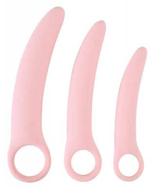 Vaginal Trainers Set innehåller tre rosa silikontrainers i olika storlekar, var och en med ett handtag och cirkulär öppning, idealiska för användning med vattenbaserat glidmedel.