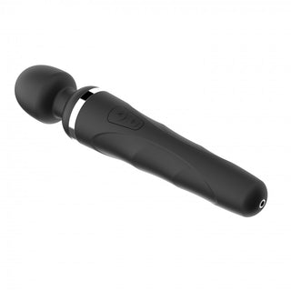 Lovense Domi 2 - Wand, en elegant svart handhållen massageapparat med ett rundat huvud och handtagskontrollknappar, erbjuder nu Bluetooth 5.0 för sömlös appstyrningsintegration.