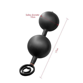 Svart uppblåsbar analplugg med skaft och ring, ca 17 cm lång och 10 cm bred, tillverkad av slätt material.