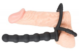 Utforska "Double Trouble - Dubbel Penisring 13,5 cm" sexleksak med en verklighetstrogen design, med en svart pärlförlängning och penisringfäste. Idealisk för dubbelt penetrerande fantasier, den förstärker dina intima stunder.