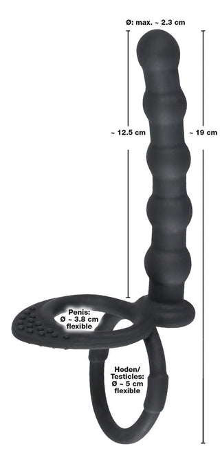 Upptäck Double Trouble - Dubbel Penisring 13,5 cm i svart silikon, med en strukturerad bas och flexibla ringar för ökad komfort och en salig upplevelse.
