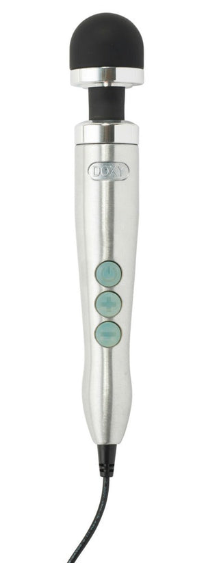 Die Cast 3 Doxy Wand i silver kommer med ett löstagbart svart massagehuvud och tre blå knappar för enkel kontroll. Den erbjuder vibrationer i flera hastigheter för att matcha dina önskemål och har en bottensladd för kontinuerlig kraft.