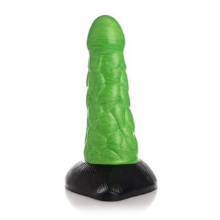 En radioaktiv Monsterdildo, med en grön texturerad silikonkonstruktion och en bred svart bas, står upprätt mot en vit bakgrund.