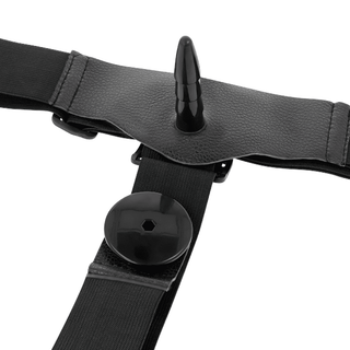 The Harness - Dubbel Strap-On Med Vibrationer är en elegant svart justerbar strap-on med ett smalt fäste och säker fastsättning, perfekt för dubbel dildo.