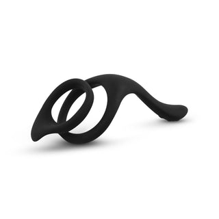 Den svarta Easytoys Pleasure Penisring är elegant och stilren och har en svängd design, elegant utställd på en vit bakgrund.