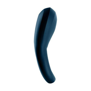 Satisfyer Epic Duo Penisring är ett elegant, svängt svart föremål tillverkat av kroppssäkert silikon, med en slät yta mot en vit bakgrund.