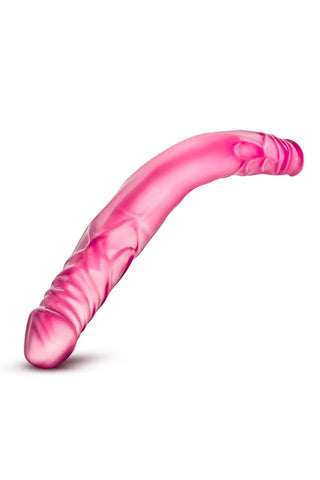 Ett rosa, genomskinligt, böjt föremål som liknar B-Yous 14-tums Doubledildo ligger graciöst mot en vit bakgrund.
