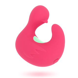 Ducky Fingervibrator är ett rosa, ankformat silikonobjekt med en slät, böjd design och en liten toppöppning. Tillverkad av kroppssäkert silikon, dess mjuka, ergonomiska yta är perfekt för personligt bruk. Bilden visar denna charmiga produkt mot en vanlig vit bakgrund.