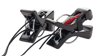 Snygga svarta Mystim E-Stim Bröstklämmor organisera sladdar, inklusive en röd USB med guldpläterade kontakter, mot en skarp vit bakgrund.