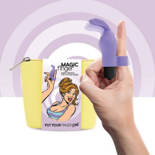 En hand håller den lila Feelz Magic Finger - Fingervibrator, med dess förpackning och en livfull gul påse i bakgrunden.