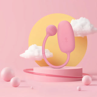 Magic Motion Kegeltränare Rosa, en rosa bärbar gadget, sitter på en piedestal inom moln och en gul cirkel mot en rosa bakgrund. Upplev sömlös integration med Magic Kegel-appen för guidade Kegelövningar i en förtrollande miljö.