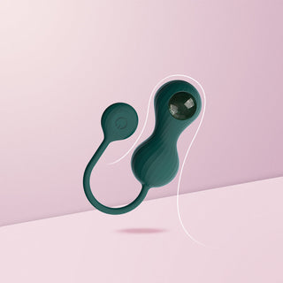 En grön bärbar enhet med en strukturerad, bultformad ände och en kabel som ansluts till en mindre rund del, designad för Magic Motion Duo Kegeltränare Grön, vilar graciöst på en minimalistisk ljusrosa bakgrund, vilket ger interaktiv appkontroll för en förbättrad upplevelse.