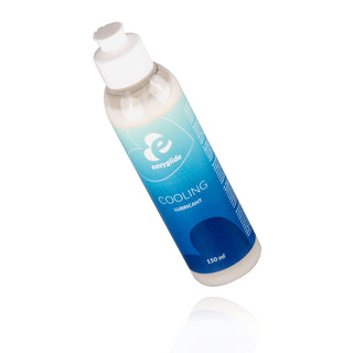 Flaska Easyglide Kylande Glidmedel, 150 ml, med blå etikett och vitt lock på vit bakgrund. Detta glidmedel lovar en kylande effekt och är latexkondomvänlig för optimal säkerhet och komfort.
