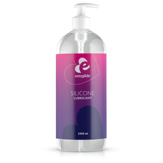 Easyglide silikonsmörjmedel kommer i en genomskinlig pumpflaska med en hjärtlogotyp, som har en långvarig effekt. Dess rosa och lila etikett med vit text framhäver kapaciteten på 1000 ml och visar dess CE-märkt-certifiering.