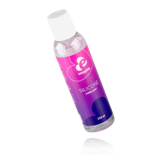 En 150 ml flaska Easyglide silikonsmörjmedel med en lila och rosa etikett som visar märkeslogotypen, produktnamnet och CE-märket har ett vitt lock. Mot en vit bakgrund utlovar den långvarig effekt för komfort och nöje.