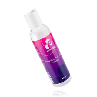 En lutad Easyglide Thin Silikon-flaska på vit bakgrund, med en rosa och lila etikett, ger långvarigt glid tack vare sin hybridform.