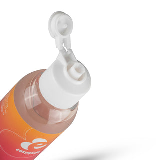 Närbild av en öppnad Easyglide Warming 150 ml flaska med orange märkning och en vit flip-top-lock, vinklad mot en vit bakgrund. Denna produkt är latexkondomvänlig och ger en värmande känsla för extra komfort.