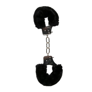 Easytoys Metall Handbojor är bondage-manschetter gjorda av metall, förbundna med en kedja och täckta med mjukt fluff för komfort. Set mot en vanlig vit bakgrund erbjuder de en blandning av styrka och mjukhet.