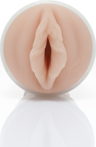 Fleshlight Elsa Jean Tasty är en realistisk, köttfärgad, cylindrisk sexleksak gjord av SuperSkin-material och har en mjuk, strukturerad öppning på en reflekterande yta.