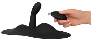 Vibepad 3 är en svart fjärrstyrd silikon G-punktsvibrator med en rundad insättningsbar del, som visas med en hand som håller i fjärrkontrollen.