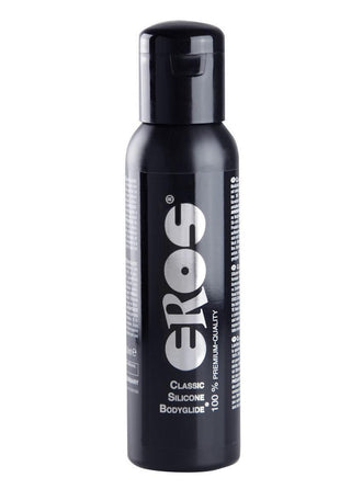 En svart flaska märkt Eros Classic Silicone Bodyglide, med vit text på en vit bakgrund, främjar dess lockelse som ett silikonbaserat glidmedel som är kompatibelt med kondomer.