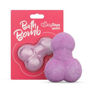 Bilden visar en rosa "Badbomb Willy" badbomb, formad som en anatomisk struktur med en rundad topp och två lökformiga sidor. Den åtföljs av sin rosa "Bath Bomb"-förpackning från EasyToys, som lovar en avslappnande dålig upplevelse med körsbärsdoft.