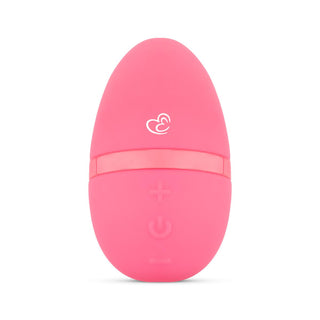 Lay-on Vibrator - Rosa är en rosa, handhållen enhet med en slät, rundad design. Den innehåller subtila kontrollknappar för plus-, minus- och power-funktioner. Toppen har en liten logotyp med vitt hjärta för milda klitorisstimulans.