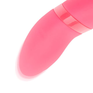 Närbild av Lay-on Vibrator - Rosa, med ett glansigt band nära toppen och en slät, böjd, cylindrisk form. Den blanka, mjuka ytan ger ett flexibelt material som är idealiskt för klitorisstimulering.