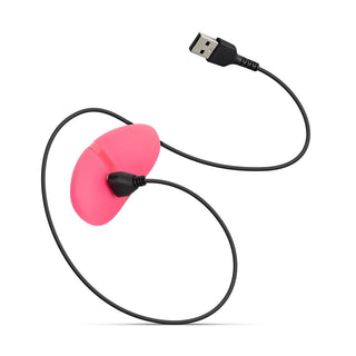 Lay-on Vibrator - Rosa liknar en rosa, njurformad datormus med en svart USB-kabel som elegant sveper runt sin minimalistiska design och blandar stil och funktion mot en vit bakgrund.