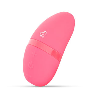 Rosa Lay-on Vibrator är en rosa, oval elektronisk enhet med en sömlös design. Den har diskreta plus/minus-knappar och en liten logotyp, perfekt för klitorisstimulering. Dess elegans och moderna funktionalitet visas elegant upp mot en vanlig vit bakgrund.