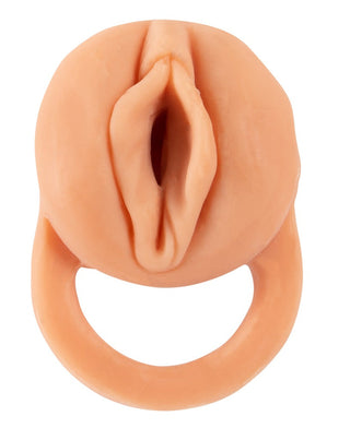 2in1Extension + Masturbator är en silikonmodell av kvinnliga könsorgan gjord av Nature Skin-material, med ett öglehandtag för enkel användning.