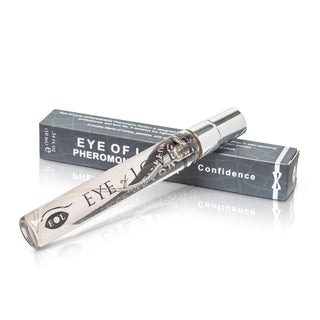 En genomskinlig flaska EOL Pheromone Parfum Herr 10ml, märkt Confidence, sitter med sin låda. Perfekt för dem som söker attraktion och lockelse.