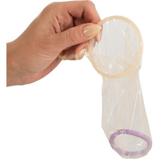 En hand som håller i ett Femidom Kondomer 5-pack framhäver en genomskinlig påse med två flexibla ringar, vilket utlovar en säker upplevelse. Tillverkat med högsta kvalitet garanterar detta innovativa val komfort och tillförlitlighet.