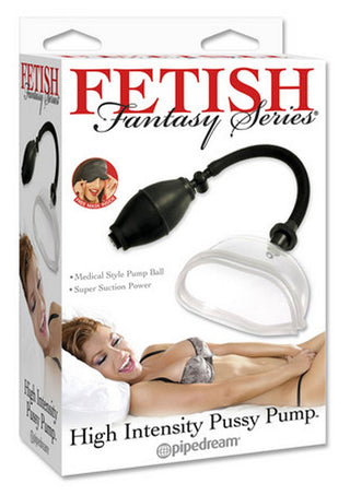 Förpackningen visar upp Fetish Fantasy Vaginapump med högintensiv sugkraft och en bild av en kvinna i underkläder, som framhäver erotisk stimulans.