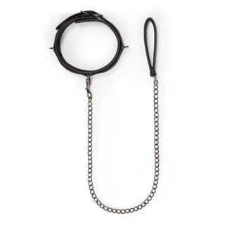 Bdsm Halsband Med Koppel, ett slående svart bondage-halsband med ett koppel av metallkedja, visas elegant på en vit bakgrund och visar upp lockelse och sofistikering.