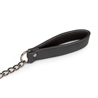 Bdsm Halsband Med Koppel har ett svart läderöglahandtag med en bifogad metallkedja, perfekt för att lägga till en vågad touch inspirerad av lockelsen hos ett bondage-halsband.