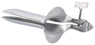 The Vaginal Speculum - Metall är ett metallinstrument med skruvmekanism, designat för medicinska undersökningar och isolerat på en vit bakgrund.