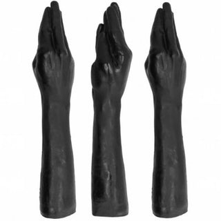Tre svarta 40 cm ljus formade som händer med fingrar pekande uppåt, som påminner om tjusningen och mystiken som framkallats av "Fisting - All Black.