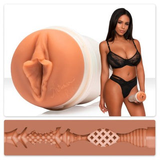 En kvinna i svarta underkläder poserar med Fleshlight - Autumn Falls Cream och framhäver dess SuperSkin-material och texturerade inredningsdetaljer.