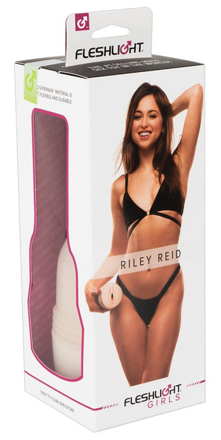 Fleshlight - Riley Reid Vagina-förpackningen har en bild av en leende kvinna i svarta underkläder, vilket framhäver en realistisk känsla.