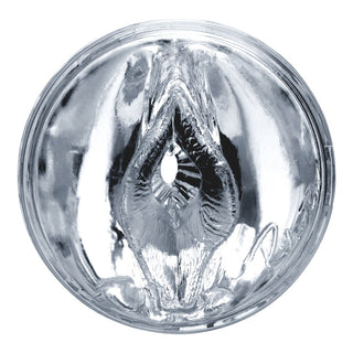 Närbild av ett transparent, runt glasobjekt med ett strukturerat, symmetriskt mönster som påminner om den eleganta designen som finns i premium sexleksaker som Fleshlight Quickshot - Riley Reid.