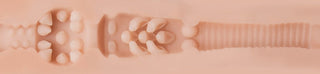 En detaljerad vy av en rosa strukturerad yta med rundade utsprång och linjära åsar, liknande designen i Fleshlight - Stoya Vagina.