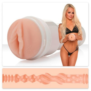 En person i underkläder håller i en cylindrisk vuxenprodukt med texturerade detaljer, vilket framhäver det lockande lockande hos Fleshlight Elsa Jean Tasty gjord av SuperSkin-material.