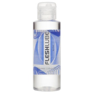 Fleshlight - FleshLube 100 ml är en genomskinlig plastflaska med vattenbaserat glidmedel med blå etikett och vitt lock.