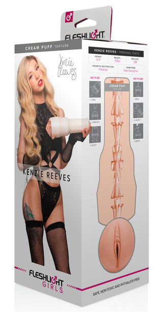 Kenzie Reeves Creampuff Fleshlight är förpackad med en bild av en modell i svarta underkläder, som utlovar en erotisk upplevelse med detaljerad produktinformation.